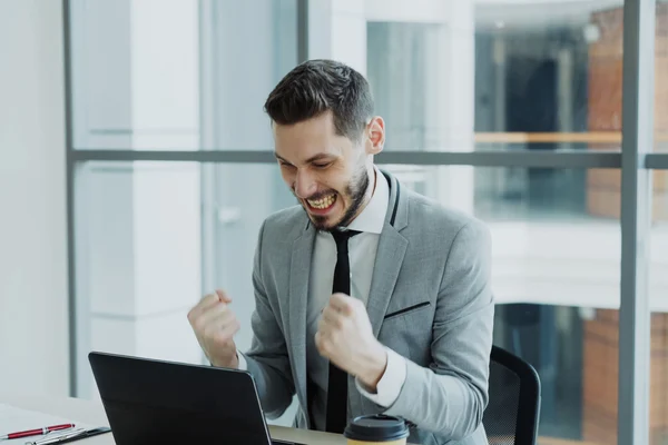Person receiving solo funds cash advance on mobile device