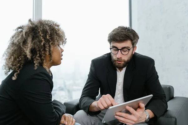 Financial advisor explaining solo funds cash advance options